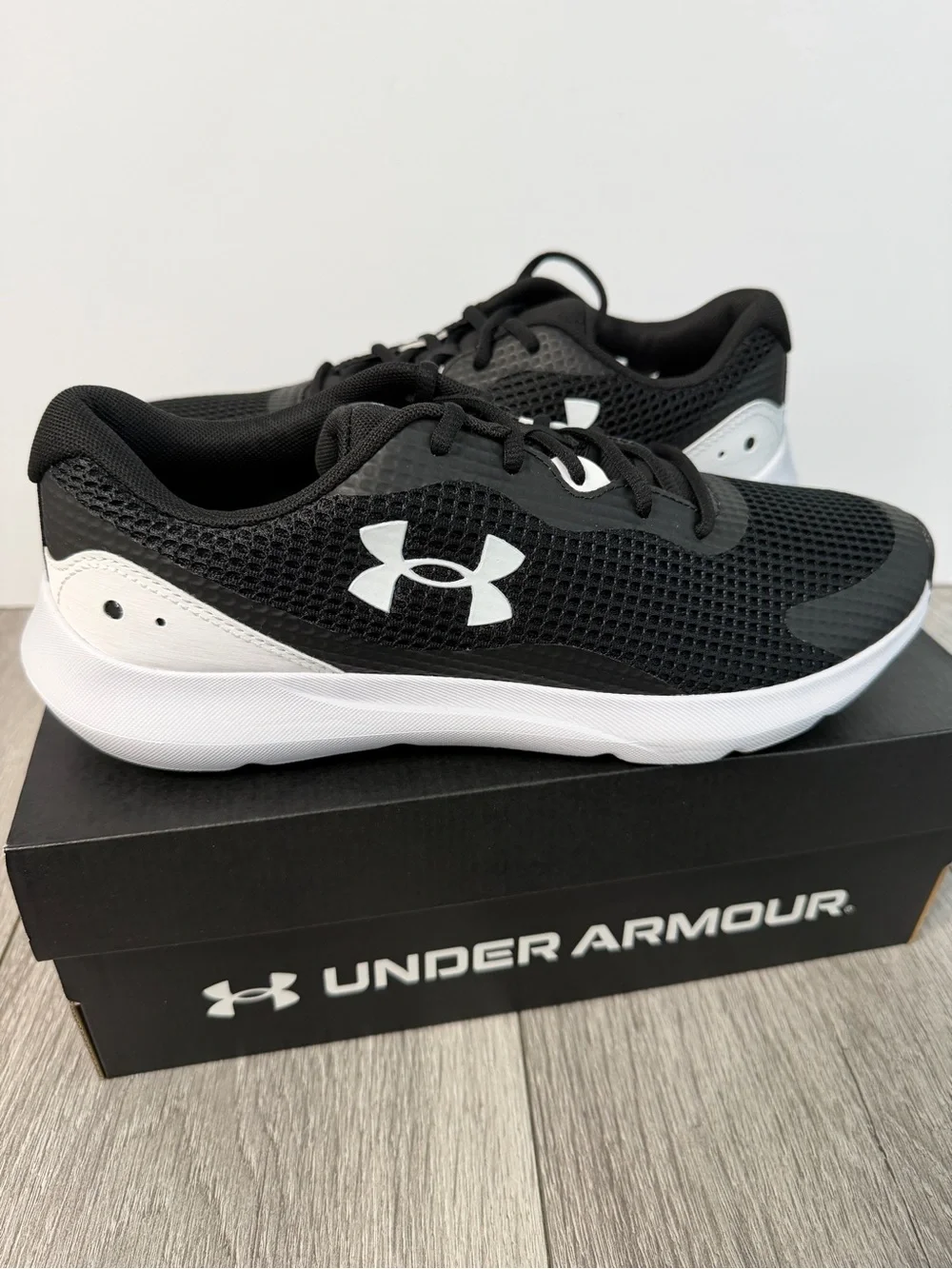Under Armour Surge Men’s Black and White Running Shoes Size 10 New